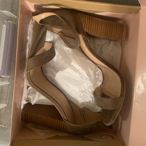 Heels - Picture 2 of 2